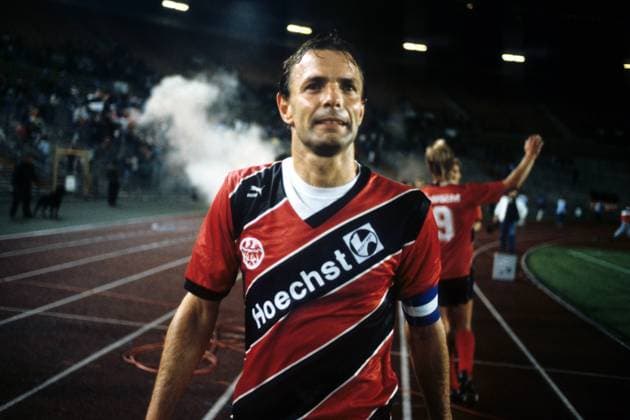 Karlheinz Körbel (Frankfurt) - Abgang Fußball 1. BL Herren DEUTSCHSPRACHIGE SPORTZEITSCHRIFTEN UND -ZEITUNGEN NUR NACH RÜCKSPRACHE, Saison 1989 1990 Einzelbild Düsseldorf Fußball 1. BL Herren DEUTSCHSPRACHIGE SPORTZEITSCHRIFTEN UND -ZEITUNGEN NUR NACH RÜCKSPRACHE, Saison 1989 1990 Einzelbild Düsseldorf