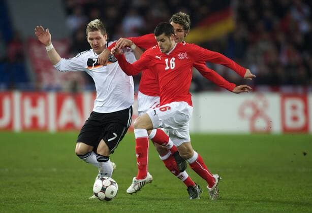Bastian Schweinsteiger (Deutschland, li.) gegen Tranquillo Barnetta (re.) und Valon Behrami (beide Schweiz) Fußball Länderspiel Herren Freundschaftsspiel 2008, Test, Testspiel, Nationalmannschaft, Nationaltrikot Gruppe Basel Dynamik, Fußball Länderspiel Herren Freundschaftsspiel 2008, Test, Testspiel, Nationalmannschaft, Nationaltrikot Gruppe Basel Dynamik,
