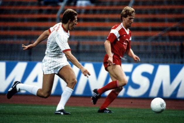 Christian Hausmann (Leverkusen, re.) am Ball, li. Sven Demandt (Düsseldorf) Fußball Herren DEUTSCHSPRACHIGE SPORTZEITSCHRIFTEN UND -ZEITUNGEN NUR NACH RÜCKSPRACHE DFB Pokal 1986 1987 Gruppe Düsseldorf Dynamik, Fußball Herren DEUTSCHSPRACHIGE SPORTZEITSCHRIFTEN UND -ZEITUNGEN NUR NACH RÜCKSPRACHE DFB Pokal 1986 1987 Gruppe Düsseldorf Dynamik,