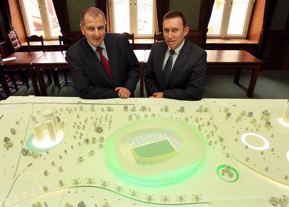 Rafal Dutkiewicz (li.) und Zbigniew Drzymala (beide Polen) neben einem Modell des Stadions in Breslau, einer der Austragungsorte der Euro 2012 - (080303SEB011) Fußball EM Herren Vorschau 2008, Euro 2012, Austragungsort, Wettkampfstätte, Spielstätten, Gruppe Wroclaw, Breslau Fußball EM Herren Vorschau 2008, Euro 2012, Austragungsort, Wettkampfstätte, Spielstätten, Gruppe Wroclaw, Breslau