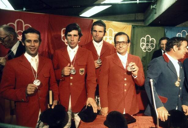 Team BR Deutschland präsentiert nach Platz zwei die Silbermedaillen v.li.: Alwin Schockemöhle, Paul Schockemöhle, Sönke Sönksen und Hans Günther Winkler Pferdesport OS Sommer Herren Olympische Spiele 1976, Sommerspiele, Reiten, Reitsport Springen Springreiten Vdia Gruppe Montreal Freude, Pferdesport OS Sommer Herren Olympische Spiele 1976, Sommerspiele, Reiten, Reitsport Springen Springreiten Vdia Gruppe Montreal Freude,