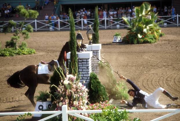 Philippe Rozier (Frankreich) hat es noch über das Hindernis geschafft, Jiva verweigert und steht noch davor Pferdesport OS Sommer Herren Olympische Spiele Los Angeles 1984, Sommerspiele, Reiten, Reitsport Springen Springreiten Vdia Einzelbild Arcadia Pferdesport OS Sommer Herren Olympische Spiele Los Angeles 1984, Sommerspiele, Reiten, Reitsport Springen Springreiten Vdia Einzelbild Arcadia