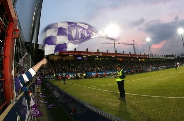 Fußball, Stadiongeschichte VfL Osnabrück Osnabrücker Fanfahne in der osnatel Arena, der Heimspielstätte des VfL Osnabrück Fußball 2. BL Herren Saison 2007 2008, VfL Osnabrück Totale osnatelarena Osnabrück Fußball 2. BL Herren Saison 2007 2008, VfL Osnabrück Totale osnatelarena Osnabrück