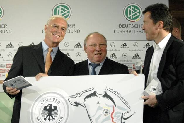 Franz Beckenbauer (li.), Uwe Seeler (Mitte) und Lothar Matthäus (alle Deutschland) bilden den Vorstand des Clubs der Nationalspieler, der anlässlich des 100 jährigen Länderspieljubiläums gegründet wurde Fußball Herren Nationalmannschaft 2008, Club der Nationalspieler o0 Gründung Gruppe Frankfurt M. Fußball Herren Nationalmannschaft 2008, Club der Nationalspieler o0 Gründung Gruppe Frankfurt M.