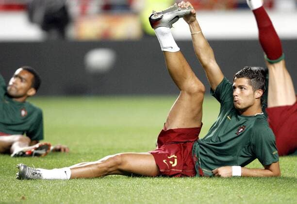 Cristiano Ronaldo (Portugal) dehnt sich -  Fußball Länderspiel Herren EM Qualifikation 2007, Nationalteam, Einzelbild Lissabon Fußball Länderspiel Herren EM Qualifikation 2007, Nationalteam, Einzelbild Lissabon