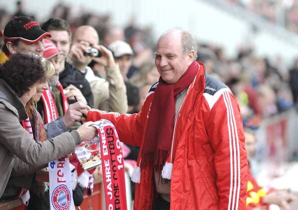 Manager Uli Hoeneß (Bayern) gibt Autogramme Fußball 1. BL Herren Saison 2007 2008, FC Energie Cottbus - FC Bayern München 2:0 Gruppe Cottbus Freude, Fußball 1. BL Herren Saison 2007 2008, FC Energie Cottbus - FC Bayern München 2:0 Gruppe Cottbus Freude,