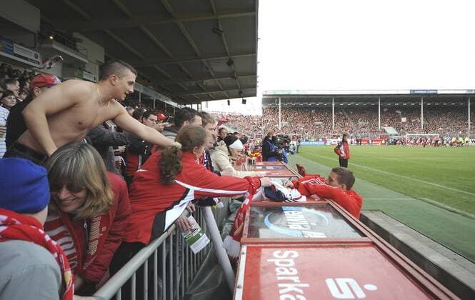 Lukas Podolski (Bayern) gibt Autogramme Fußball 1. BL Herren Saison 2007 2008, FC Energie Cottbus - FC Bayern München 2:0 Gruppe Cottbus Fußball 1. BL Herren Saison 2007 2008, FC Energie Cottbus - FC Bayern München 2:0 Gruppe Cottbus