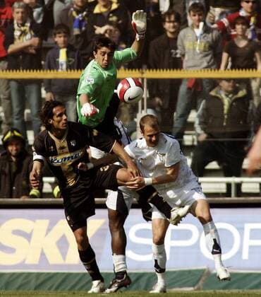 Torwart Fernando Muslera (Lazio Rom) gegen Bernardo Corradi (Parma, li.) -  Fußball Herren Serie A 2007 2008, 1. Italienische Liga, FC Parma - Lazio Rom 2:2 Gruppe premiumd Parma Dynamik, Kampf, Fußball Herren Serie A 2007 2008, 1. Italienische Liga, FC Parma - Lazio Rom 2:2 Gruppe premiumd Parma Dynamik, Kampf,
