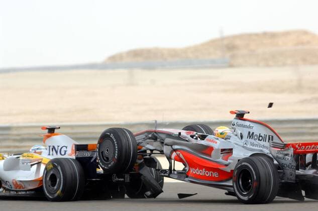 Lewis Hamilton (England McLaren Mercedes, re.) fährt Fernando Alonso (Spanien Renault) ins Heck und verliert dabei den Frontflügel Motorsport Grand Prix Herren Großer Preis von Bahrain 2008, Formel 1 Weltmeisterschaft, F1, F, GP, WM, Gruppe International Circuit Manama, Sakhir Dynamik, Motorsport Grand Prix Herren Großer Preis von Bahrain 2008, Formel 1 Weltmeisterschaft, F1, F, GP, WM, Gruppe International Circuit Manama, Sakhir Dynamik,