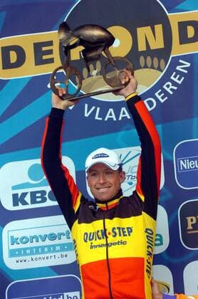 Stijn Devolder (Belgien Quick Step Innergetic) - Sieger der Flandernrundfahrt 2008 - präsentiert stolz seine Trophäe -  Radsport Herren Flandernrundfahrt 2008, Flandern Rundfahrt, ProTour, Straßenradsport, Straße, Rad Einzelbild Freude, Radsport Herren Flandernrundfahrt 2008, Flandern Rundfahrt, ProTour, Straßenradsport, Straße, Rad Einzelbild Freude,