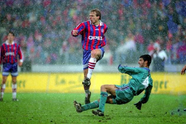 Jürgen Klinsmann (Bayern, li.) gegen Josep Guardiola (FC Barcelona) Fußball EC 3 Herren DEUTSCHSPRACHIGE SPORTZEITSCHRIFTEN UND -ZEITUNGEN NUR NACH RÜCKSPRACHE, UEFA Cup 1995 1996 Gruppe München Dynamik, Fußball EC 3 Herren DEUTSCHSPRACHIGE SPORTZEITSCHRIFTEN UND -ZEITUNGEN NUR NACH RÜCKSPRACHE, UEFA Cup 1995 1996 Gruppe München Dynamik,