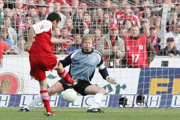 Branko Jelic (Cottbus, li.) schießt das 2:0 gegen Torwart Oliver Kahn (Bayern) Fußball 1. BL Herren Saison 2007 2008, FC Energie Cottbus - FC Bayern München 2:0 Gruppe Cottbus Dynamik, Fußball 1. BL Herren Saison 2007 2008, FC Energie Cottbus - FC Bayern München 2:0 Gruppe Cottbus Dynamik,