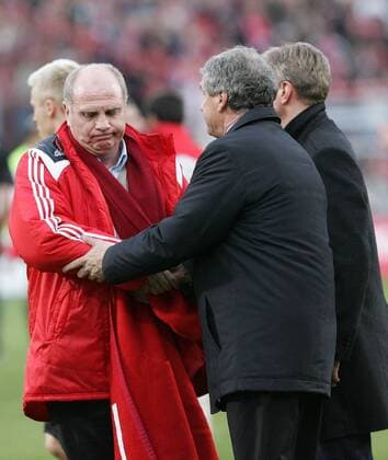 Manager Uli Hoeneß (Bayern, li.) gratuliert enttäuscht Trainer Bojan Prasnikar (Cottbus) Fußball 1. BL Herren Saison 2007 2008, FC Energie Cottbus - FC Bayern München 2:0 Gruppe Cottbus Enttäuschung, Fußball 1. BL Herren Saison 2007 2008, FC Energie Cottbus - FC Bayern München 2:0 Gruppe Cottbus Enttäuschung,
