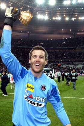 Torwart Mickael Landreau (Paris St. Germain) jubelt mit der Ligapokal Trophäe -  (pan25148) Fußball Herren Coupe de la Ligue 2007 2008, Französischer Pokal, Ligapokal, Pokalspiel, Finale, Pokalfinale Einzelbild Paris Freude, Begeisterung, Fußball Herren Coupe de la Ligue 2007 2008, Französischer Pokal, Ligapokal, Pokalspiel, Finale, Pokalfinale Einzelbild Paris Freude, Begeisterung,