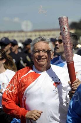 NBA Commisioner David J. Stern (USA) mit der Olympischen Fackel in San Francisco -  Basketball OS Sommer Herren Vorschau Olympische Spiele Peking 2008, Sommerspiele, Olympischer Fackellauf Einzelbild San Francisco Basketball OS Sommer Herren Vorschau Olympische Spiele Peking 2008, Sommerspiele, Olympischer Fackellauf Einzelbild San Francisco