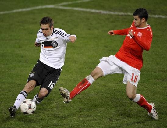 Philipp Lahm (Deutschland, li.) gegen Tranquillo Barnetta (Schweiz) Fußball Länderspiel Herren Freundschaftsspiel 2008, Test, Testspiel, Nationalmannschaft, Nationaltrikot Gruppe Basel Dynamik, Fußball Länderspiel Herren Freundschaftsspiel 2008, Test, Testspiel, Nationalmannschaft, Nationaltrikot Gruppe Basel Dynamik,