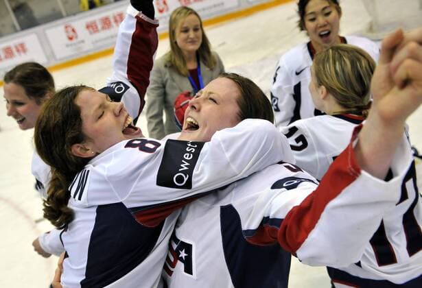 Caitlin Cahow (USA, li.) bejubelt mit ihrem Teamkolleginnen den Gewinn der Weltmeisterschaft 2008 - Eishockey WM Damen WM 2008, Nationalteam, Nationaltrikot, Finale, Endspiel Gruppe premiumd, Aufmacher Harbin Freude, Begeisterung, Eishockey WM Damen WM 2008, Nationalteam, Nationaltrikot, Finale, Endspiel Gruppe premiumd, Aufmacher Harbin Freude, Begeisterung,