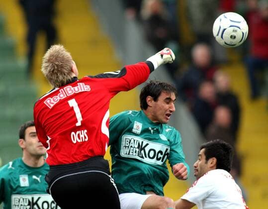 Goce Sedloski (Mattersburg, Mitte) gegen Torwart Timo Ochs (Salzburg) -  Fußball Herren tmobileBundesliga 2007 2008, 1. Österreichische Liga, SV Mattersburg - SV Red Bull Salzburg 3:2, RB Gruppe Mattersburg Dynamik, Abwehr, Fußball Herren tmobileBundesliga 2007 2008, 1. Österreichische Liga, SV Mattersburg - SV Red Bull Salzburg 3:2, RB Gruppe Mattersburg Dynamik, Abwehr,