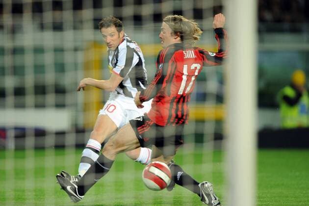Alessandro del Piero (Juventus Turin, li.) trifft gegen Dario Simic (AC Mailand) zum 1:0 - Fußball Herren Serie A 2007 2008, 1. Italienische Liga, Juventus Turin - AC Mailand 3:2, Milan, Juve Gruppe Turin Dynamik, Fußball Herren Serie A 2007 2008, 1. Italienische Liga, Juventus Turin - AC Mailand 3:2, Milan, Juve Gruppe Turin Dynamik,