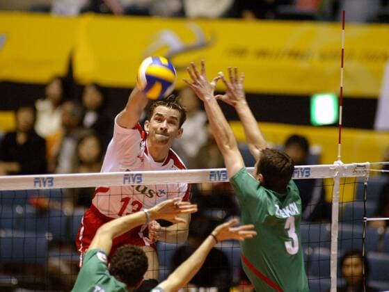 Sebastian Swiderski (Polen, hi.) im Duell -  (APS605039) Volleyball WM Herren WM 2006, Länderspiel, Nationalteam, Nationaltrikot, Halbfinale Gruppe Tokio Volleyball WM Herren WM 2006, Länderspiel, Nationalteam, Nationaltrikot, Halbfinale Gruppe Tokio