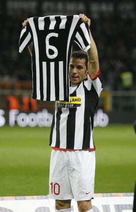 Alessandro Del Piero - Neuer Rekord für die meisten Vereinsspiele, er hält das Trikot von Gaetano Scirea (beide Juventus Turin), dem bisherigen Rekordhalter -  Fußball Herren Serie A 2007 2008, 1. Italienische Liga, Juve, Gruppe Turin Fußball Herren Serie A 2007 2008, 1. Italienische Liga, Juve, Gruppe Turin