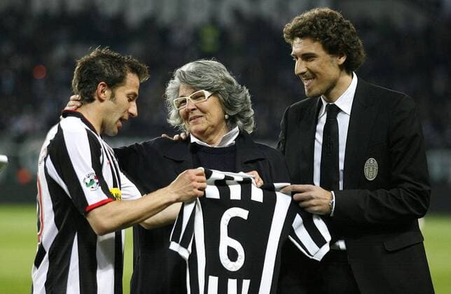 Alessandro Del Piero (Juventus Turin, li. ) - Neuer Rekord für die meisten Vereinsspiele, er begrüßt die Frau und den den Sohn des bisherigen Rekordhalters Gaetano Scirea -  Fußball Herren Serie A 2007 2008, 1. Italienische Liga, Juve, Gruppe Turin Fußball Herren Serie A 2007 2008, 1. Italienische Liga, Juve, Gruppe Turin