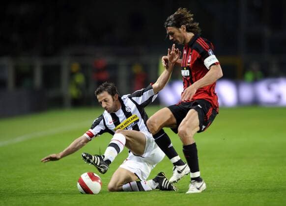 Alessandro del Piero (Juventus Turin, li.) gegen Paolo Maldini (AC Mailand) - Fußball Herren Serie A 2007 2008, 1. Italienische Liga, Juventus Turin - AC Mailand 3:2, Juve, Milan Gruppe Turin Dynamik, Fußball Herren Serie A 2007 2008, 1. Italienische Liga, Juventus Turin - AC Mailand 3:2, Juve, Milan Gruppe Turin Dynamik,