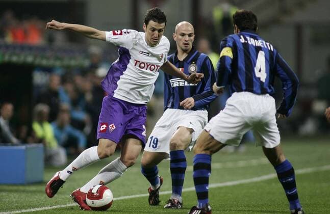 Zdravko Kuzmanovic (AC Florenz, li.) gegen Esteban Cambiasso (Mitte) und Javier Zanetti (beide Inter Mailand) -  Fußball Herren Serie A 2007 2008, 1. Italienische Liga, Internazionale Mailand - AC Fiorentina 2:0 ACF Gruppe Mailand Dynamik, Fußball Herren Serie A 2007 2008, 1. Italienische Liga, Internazionale Mailand - AC Fiorentina 2:0 ACF Gruppe Mailand Dynamik,