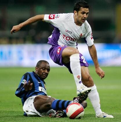 Patrick Vieira (Inter Mailand, li.) gegen Mario Santana (AC Florenz) -  Fußball Herren Serie A 2007 2008, 1. Italienische Liga, Internazionale Mailand - AC Fiorentina 2:0 ACF Gruppe Mailand Dynamik, Fußball Herren Serie A 2007 2008, 1. Italienische Liga, Internazionale Mailand - AC Fiorentina 2:0 ACF Gruppe Mailand Dynamik,