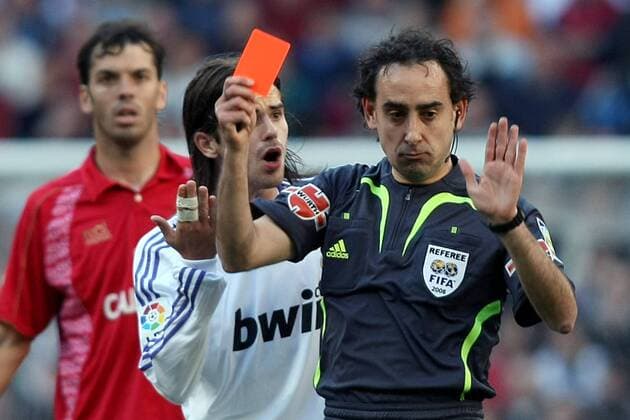 FIFA Schiedsrichter Eduardo Iturralde Gonzalez zeigt die Rote Karte, daneben beschwert sich Fernando Gago (Real Madrid) -  Fußball Herren Primera Division 2007 2008, 1. Spanische Liga, Real Madrid CF - Real Murcia 1:0 Gruppe Madrid Fußball Herren Primera Division 2007 2008, 1. Spanische Liga, Real Madrid CF - Real Murcia 1:0 Gruppe Madrid