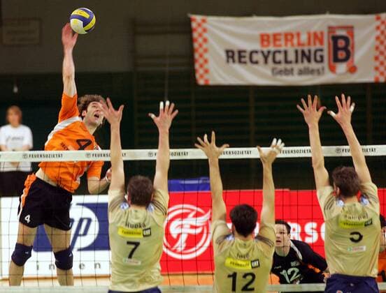 Aleksandar Spirovski (SCC Berlin, li.) im Zweikampf Volleyball 1. BL Herren Saison 2007 2008, Playoffs, Playoff, Play Offs, Off, SC Charlottenburg - VfB Friedrichshafen 0:3 Gruppe Berlin Dynamik, Volleyball 1. BL Herren Saison 2007 2008, Playoffs, Playoff, Play Offs, Off, SC Charlottenburg - VfB Friedrichshafen 0:3 Gruppe Berlin Dynamik,