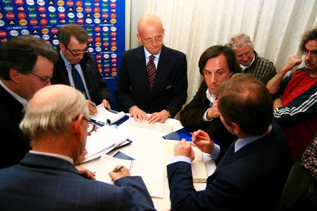Pierluigi Collina (Italien, Mitte) am Rande des UEFA Schiedsrichter Workshop der Euro 2008 Fußball EM Herren UEFA Schiedsrichter Workshop Euro 2008, Vorschau, Schiedsrichterworkshop, Vdig Gruppe Regensdorf Fußball EM Herren UEFA Schiedsrichter Workshop Euro 2008, Vorschau, Schiedsrichterworkshop, Vdig Gruppe Regensdorf 