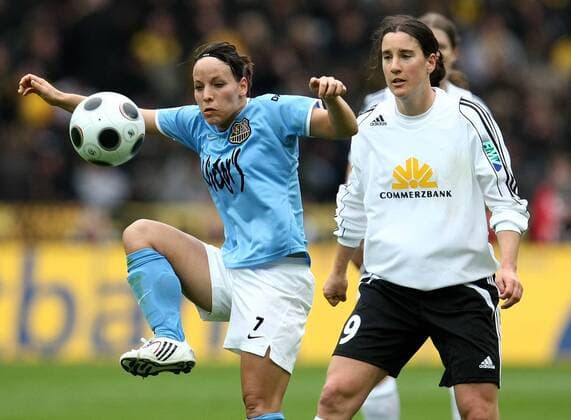 Vicky Hinsberger (Saarbrücken, li.) gegen Birgit Prinz (FFC Frankfurt) Fußball Damen DFB Pokal 2007 2008, Pokalspiel, Finale, Pokalfinale, Frauen, Frauenfußball, Gruppe Berlin Dynamik, Fußball Damen DFB Pokal 2007 2008, Pokalspiel, Finale, Pokalfinale, Frauen, Frauenfußball, Gruppe Berlin Dynamik,