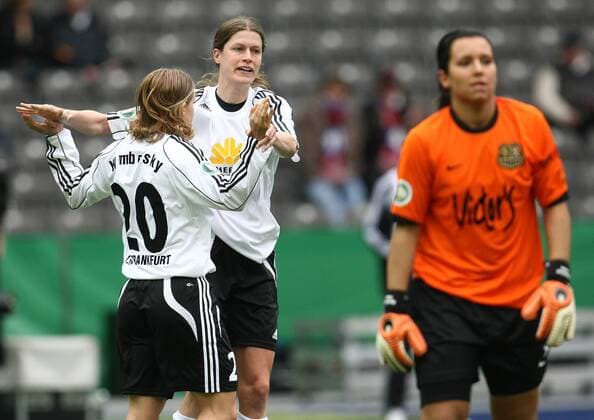 Kerstin Garefrekes (Mitte) jubelt mit Petra Wimbersky (beide FFC Frankfurt) während Torfrau Romina Holz (Saarbrücken) enttäuscht ist Fußball Damen DFB Pokal 2007 2008, Pokalspiel, Finale, Pokalfinale, Frauen, Frauenfußball, Gruppe Berlin Freude, Fußball Damen DFB Pokal 2007 2008, Pokalspiel, Finale, Pokalfinale, Frauen, Frauenfußball, Gruppe Berlin Freude,