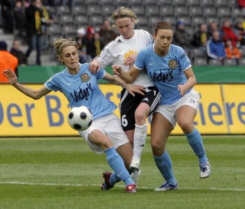 Conny Pohlers (FFC Frankfurt, Mitte) gegen Sabine Blank (li.) und Josephine Henning (beide Saarbrücken) Fußball Damen DFB Pokal 2007 2008, Pokalspiel, Finale, Pokalfinale, Frauen, Frauenfußball, Gruppe Berlin Dynamik, Fußball Damen DFB Pokal 2007 2008, Pokalspiel, Finale, Pokalfinale, Frauen, Frauenfußball, Gruppe Berlin Dynamik,