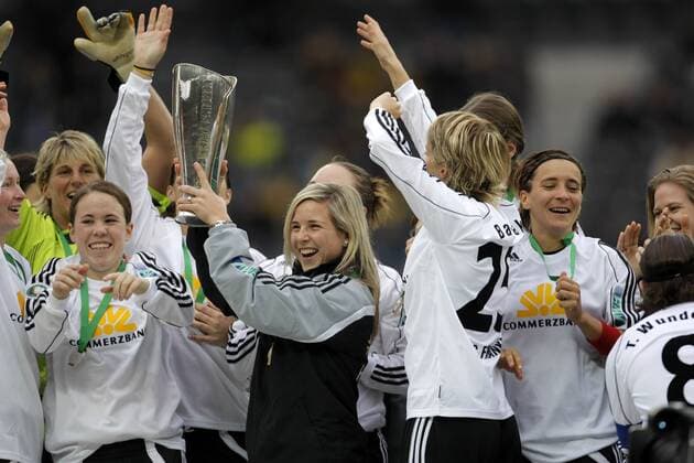 FFC Frankfurt ist DFB Pokalsieger 2007 2008 - Svenja Huth präsentiert die Trophäe Fußball Damen DFB Pokal 2007 2008, Pokalspiel, Finale, Pokalfinale, Frauen, Frauenfußball, 1. FFC Frankfurt Gruppe Berlin Freude, Begeisterung, Fußball Damen DFB Pokal 2007 2008, Pokalspiel, Finale, Pokalfinale, Frauen, Frauenfußball, 1. FFC Frankfurt Gruppe Berlin Freude, Begeisterung,