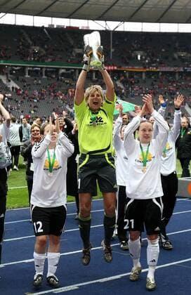 FFC Frankfurt ist DFB Pokalsieger 2007 2008 - Torfrau Silke Rottenberg (Mitte) präsentiert die Trophäe Fußball Damen DFB Pokal 2007 2008, Pokalspiel, Finale, Pokalfinale, Frauen, Frauenfußball, Gruppe Berlin Freude, Begeisterung, Fußball Damen DFB Pokal 2007 2008, Pokalspiel, Finale, Pokalfinale, Frauen, Frauenfußball, Gruppe Berlin Freude, Begeisterung,