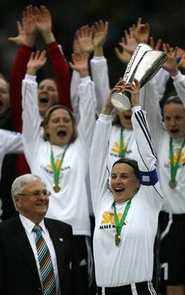 FFC Frankfurt ist DFB Pokalsieger 2007 2008 - Tina Wunderlich präsentiert die Trophäe neben DFB Präsident Dr. Theo Zwanziger Fußball Damen DFB Pokal 2007 2008, Pokalspiel, Finale, Pokalfinale, Frauen, Frauenfußball, Gruppe Berlin Freude, Begeisterung, Fußball Damen DFB Pokal 2007 2008, Pokalspiel, Finale, Pokalfinale, Frauen, Frauenfußball, Gruppe Berlin Freude, Begeisterung,