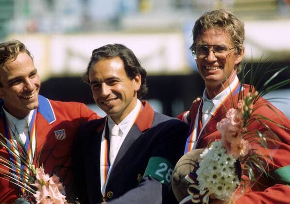 Siegerehrung Springreiten bei den olympischen Sommerspielen 1988 in Seoul: Pierre Durand (Frankreich, Mitte) gewinnt vor Gregory Best (USA, li.) und Karsten Huck (BR Deutschland) Pferdesport OS Sommer Herren Olympische Spiele 1988, Sommerspiele, Reiten, Reitsport, Springreiten, Springen Gruppe Seoul Freude, Pferdesport OS Sommer Herren Olympische Spiele 1988, Sommerspiele, Reiten, Reitsport, Springreiten, Springen Gruppe Seoul Freude,