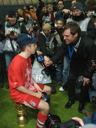 Philipp Lahm (Bayern) gibt auf dem DFB Pokal sitzend ein Interview Fußball Herren DFB Pokal 2007 2008, Pokalspiel, Pokalfinale, Finale, Endspiel, FC Bayern München Gruppe Berlin Fußball Herren DFB Pokal 2007 2008, Pokalspiel, Pokalfinale, Finale, Endspiel, FC Bayern München Gruppe Berlin