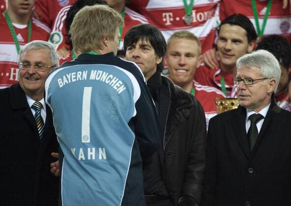 Bundestrainer Joachim Löw (Deutschland, 2.v.re.) gratuliert Torwart Oliver Kahn (Bayern) zum DFB Pokalsieg 2008, li. DFB Präsident Theo Zwanziger und re. DFL Präsident Reinhard Rauball (beide Deutschland) Fußball Herren DFB Pokal 2007 2008, Pokalspiel, Pokalfinale, Finale, Endspiel, FC Bayern München Gruppe Berlin Fußball Herren DFB Pokal 2007 2008, Pokalspiel, Pokalfinale, Finale, Endspiel, FC Bayern München Gruppe Berlin