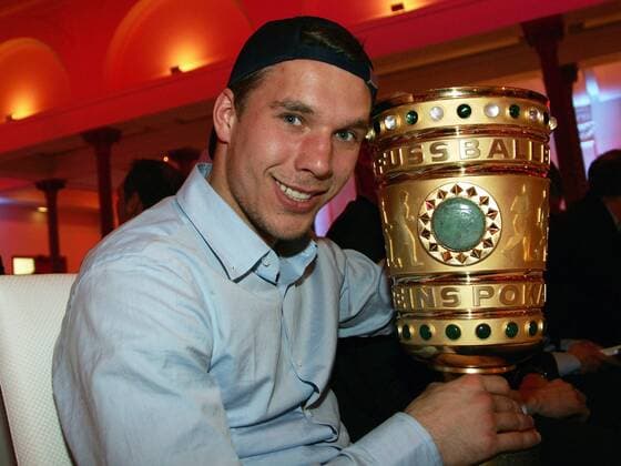 DFB Pokalsieger Lukas Podolski (Bayern) präsentiert stolz die Trophäe Fußball Herren DFB Pokal 2007 2008, Pokalspiel, Finale, Pokalfinale, FC Bayern München, Bankett, Feier, feiern Einzelbild Berlin Fußball Herren DFB Pokal 2007 2008, Pokalspiel, Finale, Pokalfinale, FC Bayern München, Bankett, Feier, feiern Einzelbild Berlin