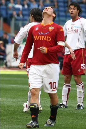 Francesco Totti (AS Rom) enttäuscht -  Fußball Herren Serie A 2007 2008, 1. Italienische Liga, AS Rom - AS Livorno 1:1, Roma Einzelbild Rom Enttäuschung, Fußball Herren Serie A 2007 2008, 1. Italienische Liga, AS Rom - AS Livorno 1:1, Roma Einzelbild Rom Enttäuschung,