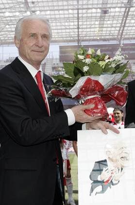 Trainer Giovanni Trapattoni (Red Bull Salzburg) wird verabschiedet -  Fußball Herren tmobileBundesliga 2007 2008, 1. Österreichische Liga, Einzelbild Salzburg Fußball Herren tmobileBundesliga 2007 2008, 1. Österreichische Liga, Einzelbild Salzburg