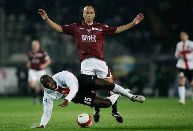 Mario Balotelli (Inter Mailand, vorn) gegen Eugenio Corini (FC Turin) -  Fußball Herren Serie A 2007 2008, 1. Italienische Liga, Torino FC - FC Internazionale Mailand 1:1, Inter Gruppe Turin Dynamik, Kampf, Fußball Herren Serie A 2007 2008, 1. Italienische Liga, Torino FC - FC Internazionale Mailand 1:1, Inter Gruppe Turin Dynamik, Kampf,