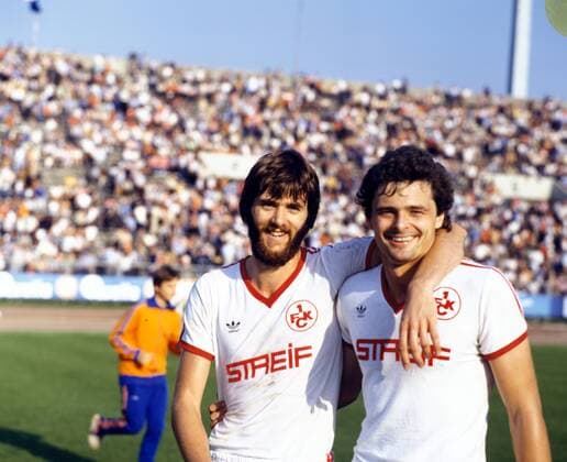 Friedhelm Funkel (li.) und Lutz Eigendorf (beide Lautern) - gemeinsamer Abgang Fußball 1. BL Herren DEUTSCHSPRACHIGE SPORTZEITSCHRIFTEN UND -ZEITUNGEN NUR NACH RÜCKSPRACHE, Saison 1980 1981 Gruppe Nürnberg Harmonie, Fußball 1. BL Herren DEUTSCHSPRACHIGE SPORTZEITSCHRIFTEN UND -ZEITUNGEN NUR NACH RÜCKSPRACHE, Saison 1980 1981 Gruppe Nürnberg Harmonie,