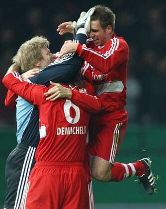 Torwart Oliver Kahn (li.), Philipp Lahm (re.) und Demichelis (alle Bayern) freuen sich über den Gewinn des DFB Pokals 2008 Fußball 1. BL Herren DFB Pokal 2007 2008, Pokalspiel, Finale, Pokalfinale, Pokalendspiel, FC Bayern München Gruppe Berlin Freude, Fußball 1. BL Herren DFB Pokal 2007 2008, Pokalspiel, Finale, Pokalfinale, Pokalendspiel, FC Bayern München Gruppe Berlin Freude,