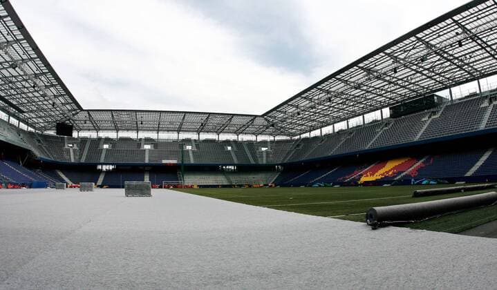 Kunstrasen im Stadion Wals Siezenheim, Heimspielstätte von Red Bull Salzburg und einer der Austragungsorte der EURO 2008, wird abgedeckt -  Fußball EM Herren Vorschau EURO 2008, Austragungsort, Wettkampfstätte, Spielstätte Totale Stadion Wals Siezenheim Wals Siezenheim Fußball EM Herren Vorschau EURO 2008, Austragungsort, Wettkampfstätte, Spielstätte Totale Stadion Wals Siezenheim Wals Siezenheim