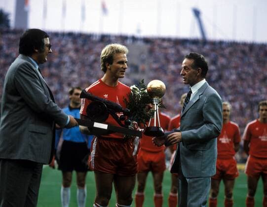 Karl Heinz Rummenigge (Mitte) erhält die Torjägerkanone für die vergangene Saison und die Auszeichnung zum Fußballer des Jahres - es gratulieren Präsident Willi O. Hoffmann (li., beide Bayern) und kicker Chefredakteur Karl Heinz Heimann Fußball 1. BL Herren DEUTSCHSPRACHIGE SPORTZEITSCHRIFTEN UND -ZEITUNGEN NUR NACH RÜCKSPRACHE 1980 1981 Gruppe Torjäger Kanone München Fußball 1. BL Herren DEUTSCHSPRACHIGE SPORTZEITSCHRIFTEN UND -ZEITUNGEN NUR NACH RÜCKSPRACHE 1980 1981 Gruppe Torjäger Kanone München