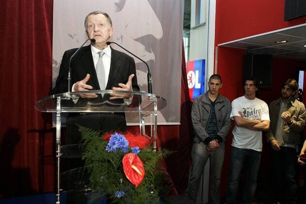 Präsident Jean Michel Aulas hält eine Rede anlässlich der Eröffnung eines vereinseigenen Restaurants, dahinter v.li.: Karim Benzema, Torwart Gregory Coupet und Juninho (alle Lyon) -  Fußball Herren Ligue 1 2007 2008, 1. Französische Liga, Olympique Lyonnais, OL Gruppe Lyon Fußball Herren Ligue 1 2007 2008, 1. Französische Liga, Olympique Lyonnais, OL Gruppe Lyon
